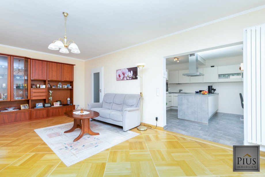 Blick vom Wohnzimmer in die K�che Zweifamilienhaus Augsburg
