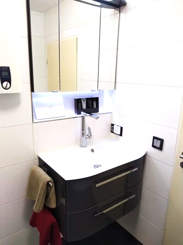 Waschtisch Bad_ Etagenwohnung K�nigsbrunn
