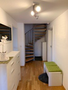 Flur Jetzt in die eigenen 4 W�nde investieren! Sch�ne Maisonettewhg., 2 Balkone, inkl. Garage, TOP-Lage, N�he Bahnhof!