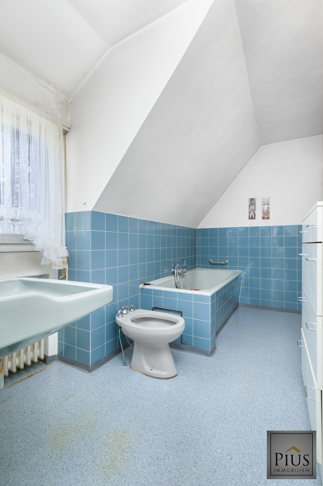 Bad mit Badewanne Einfamilienhaus Neus��