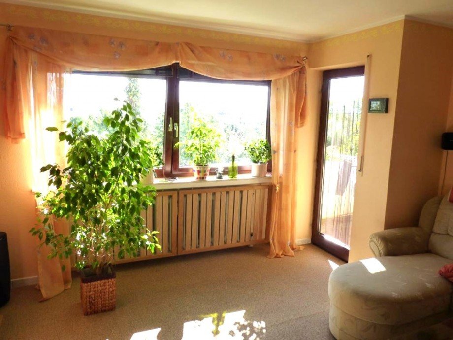 Wohnzimmer mit Zugang zum Balkon Etagenwohnung K�nigsbrunn