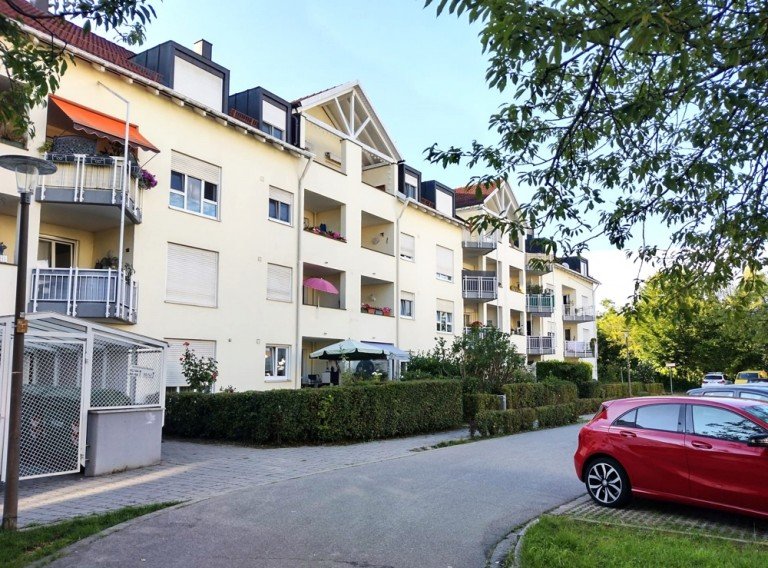 Hausansicht_ K�nigsbrunn Etagenwohnung Kapitalanlage oder Selbstbezug? Moderne 1-Zi.-Whg., kompl. m�bliert, inkl. TG-Stellplatz