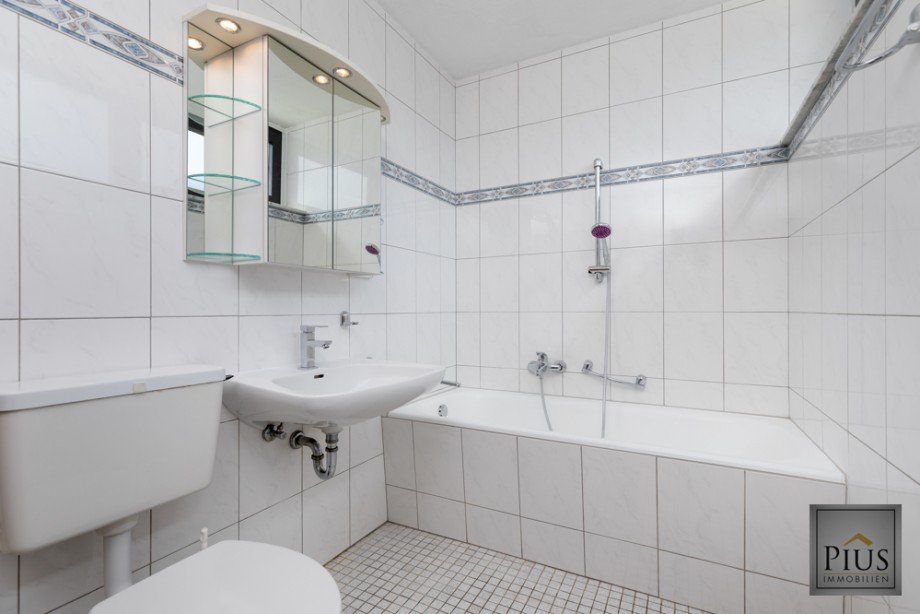 Badezimmer obere Ebene Einfamilienhaus K�nigsbrunn