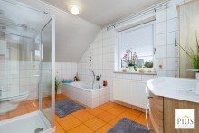 Badezimmer Starke Einziehungskraft! Gepflegtes Einfamilienhaus mit  tollem Garten, Garage u. Doppel-Carport