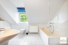 Badezimmer OG  Geh-Heim -Tipp im Gr�nen! Bezugsfreie, gepflegte DHH Bj. 1995 in rhg. Lage mit Garage u. Stellplatz