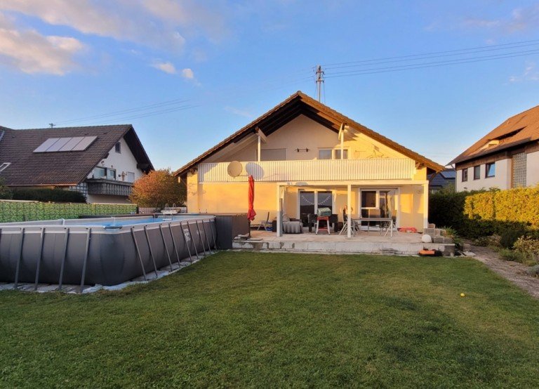 Hausansicht Untermeitingen Einfamilienhaus Bezugsfreies EFH mit PV-Anlage, 6 Zi., S�dloggia, gr. Garten, 2 Garagen